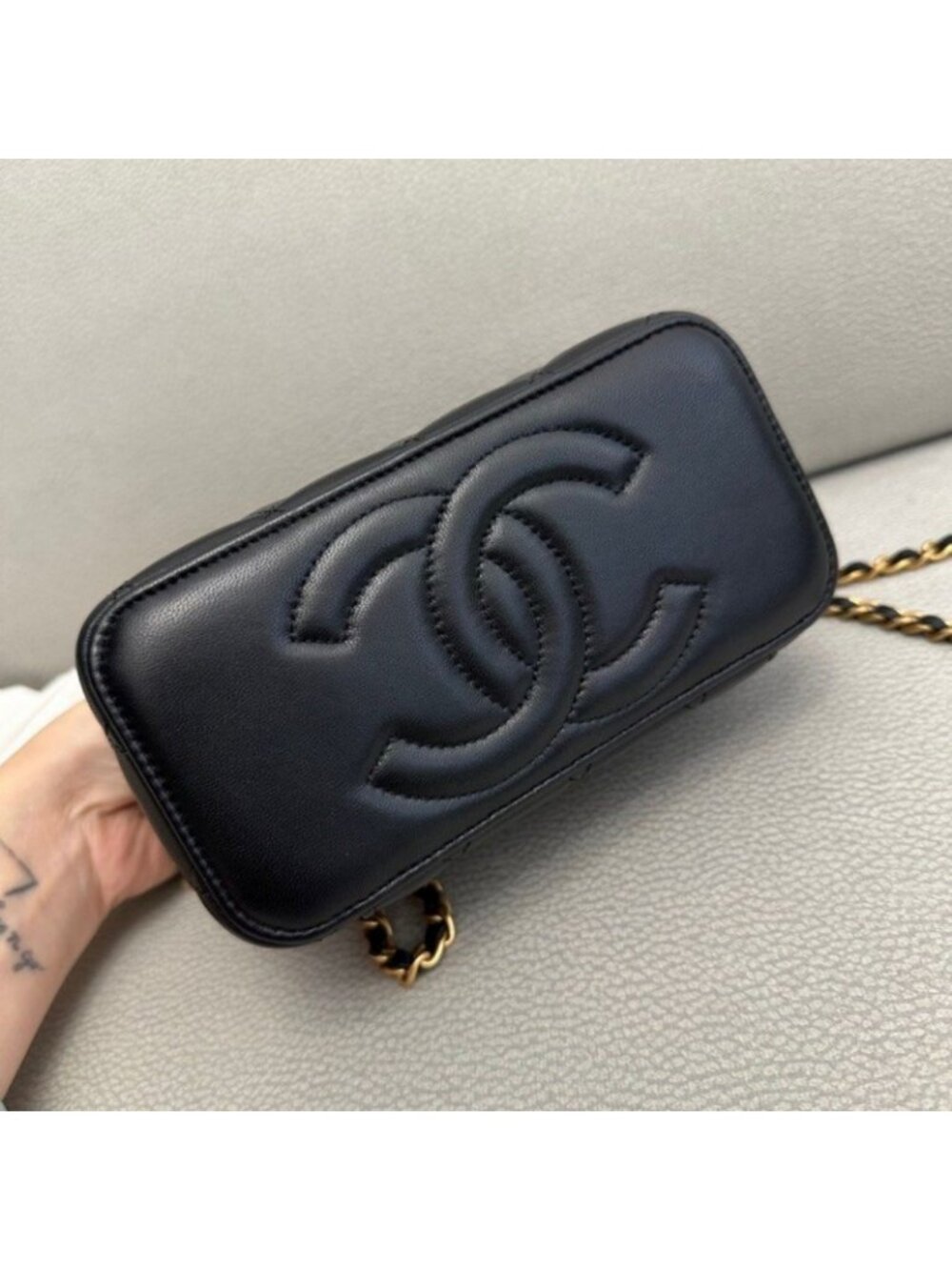 Chanel small black quilted lambskin chain cosmetic bag - Picture 3 of 9